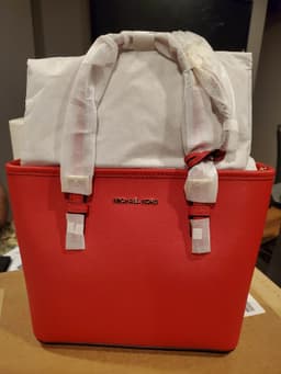 New arrival, Michael Kors Jet Set Travel in Bright Red ♥️♥️ 