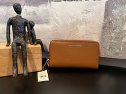 Michael Kors Jet Set Large Signature Leather Flat Multifunct