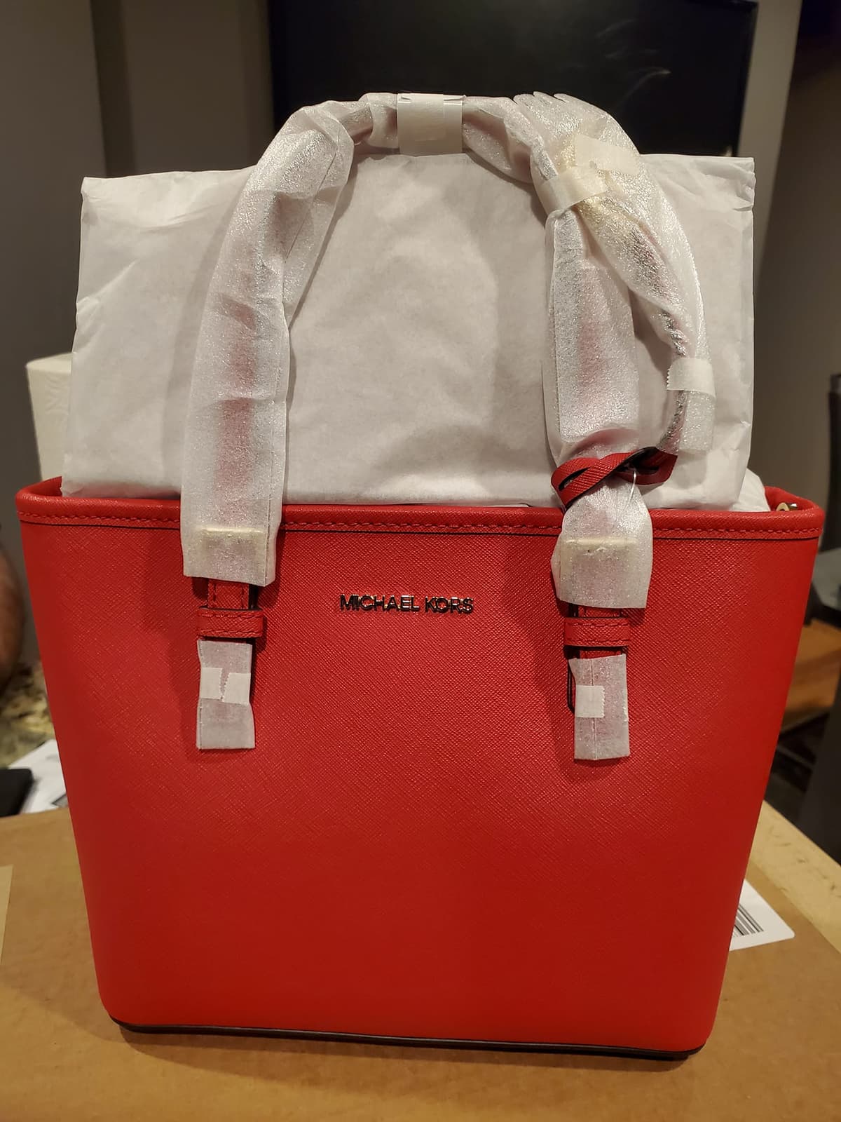 New arrival, Michael Kors Jet Set Travel in Bright Red ♥️♥️