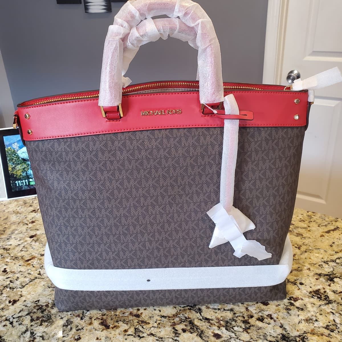 New arrival...MK Large Sig Tote in Flame 🔥🔥